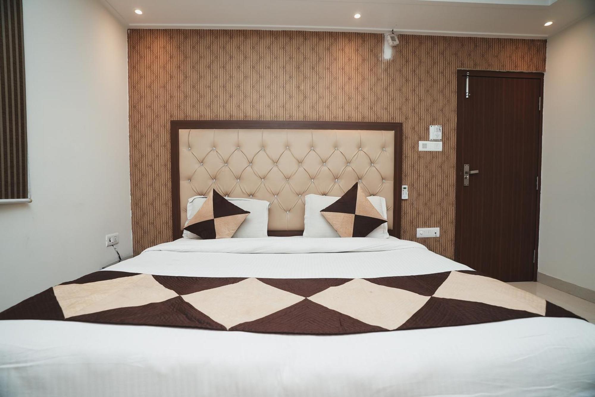 Hotel B Continental Delhi Kültér fotó