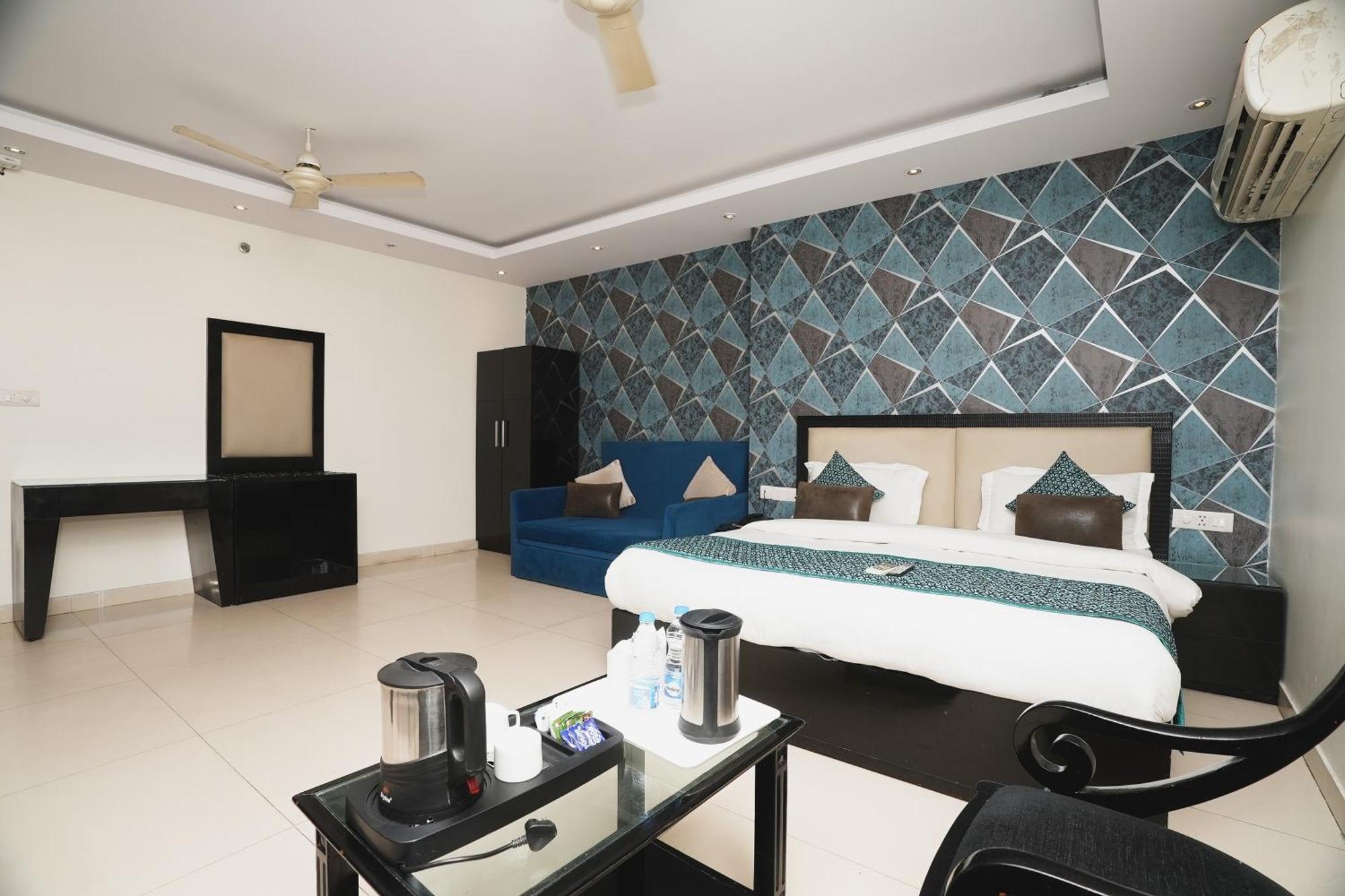 Hotel B Continental Delhi Kültér fotó