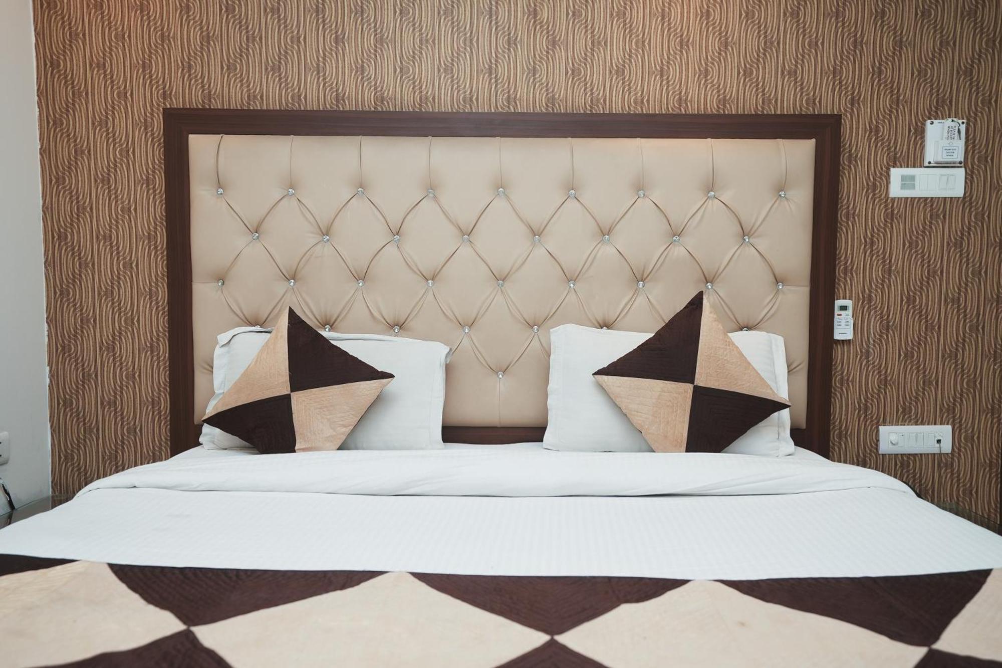 Hotel B Continental Delhi Kültér fotó