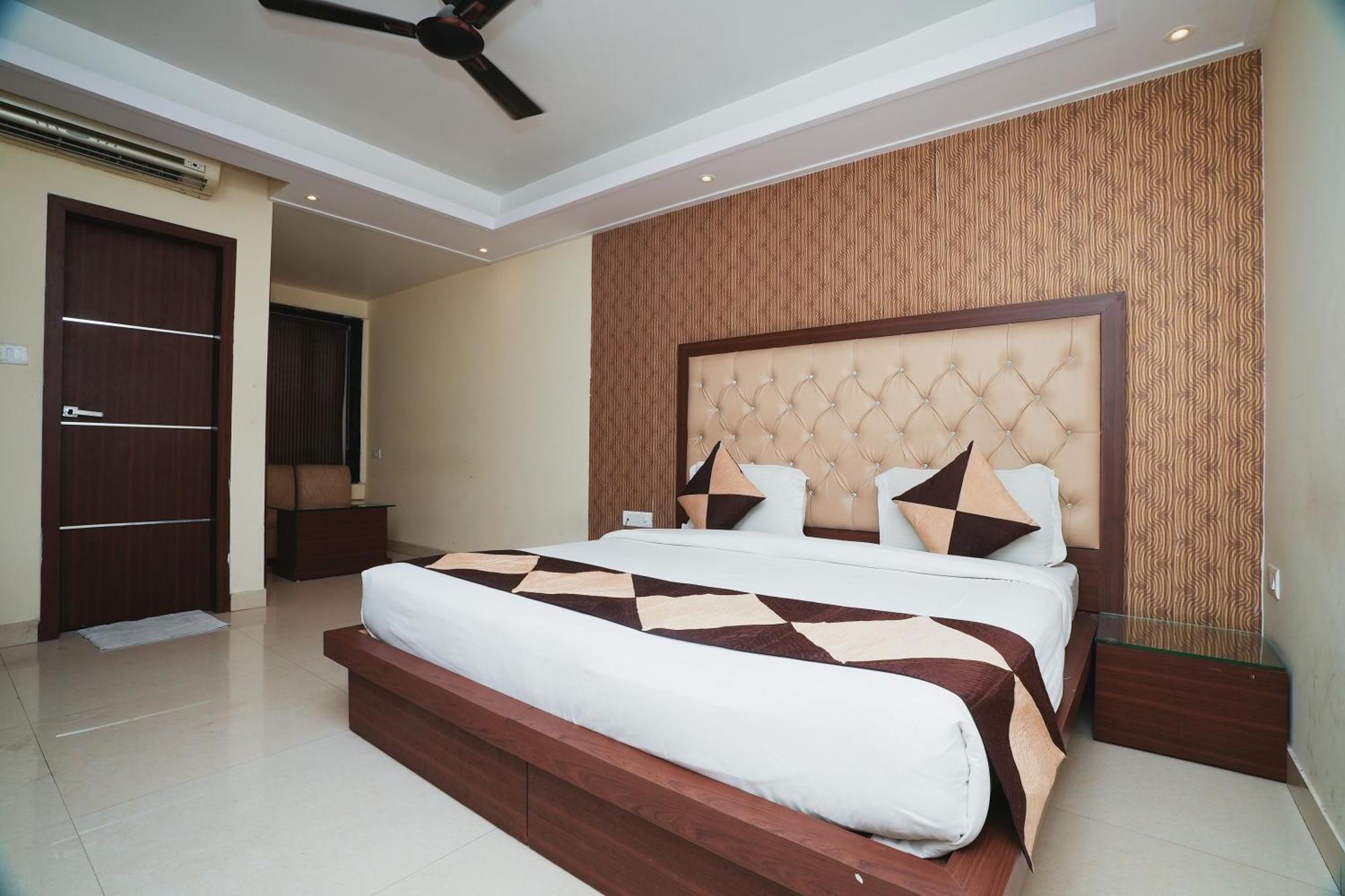 Hotel B Continental Delhi Kültér fotó