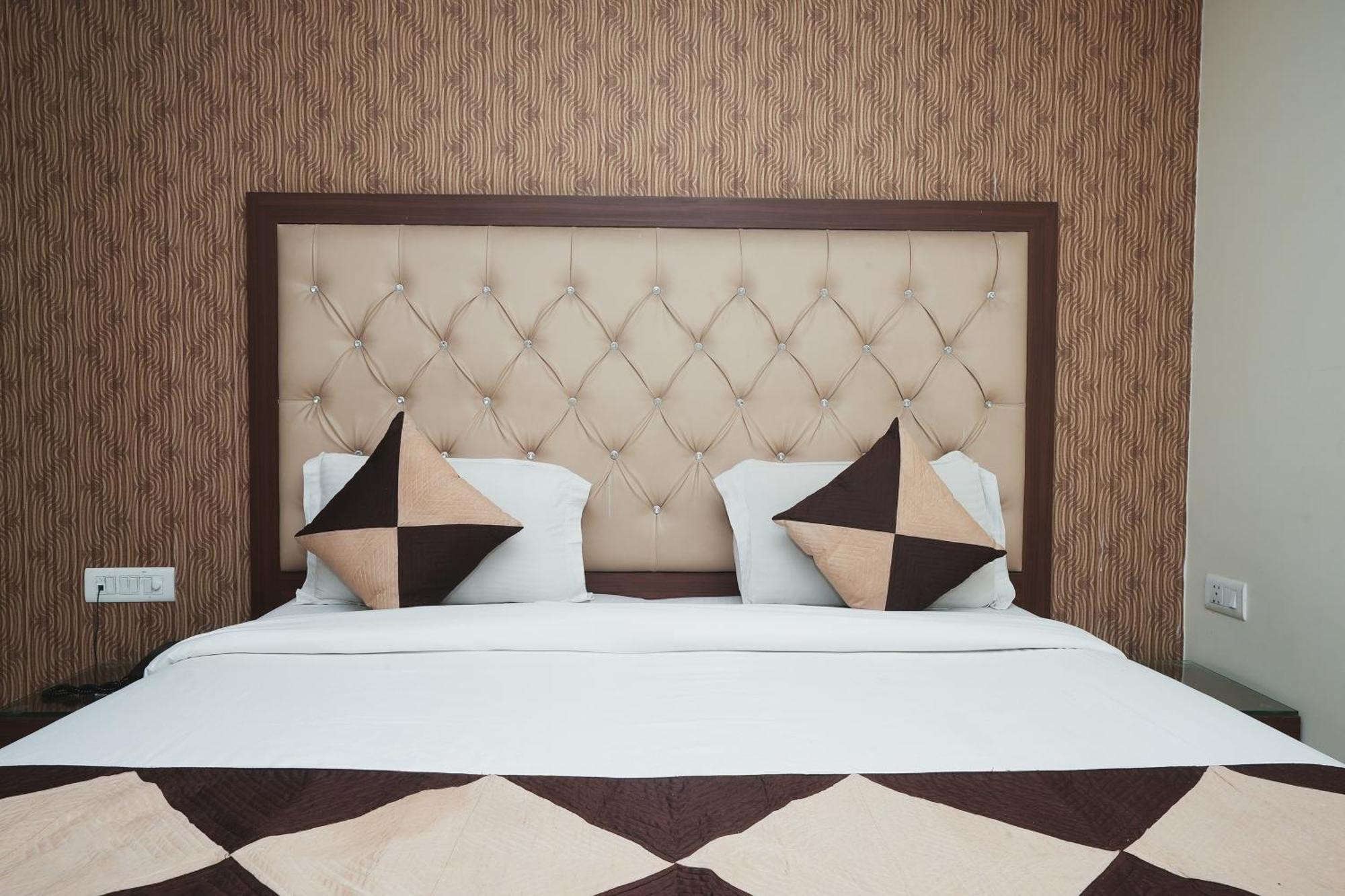 Hotel B Continental Delhi Kültér fotó