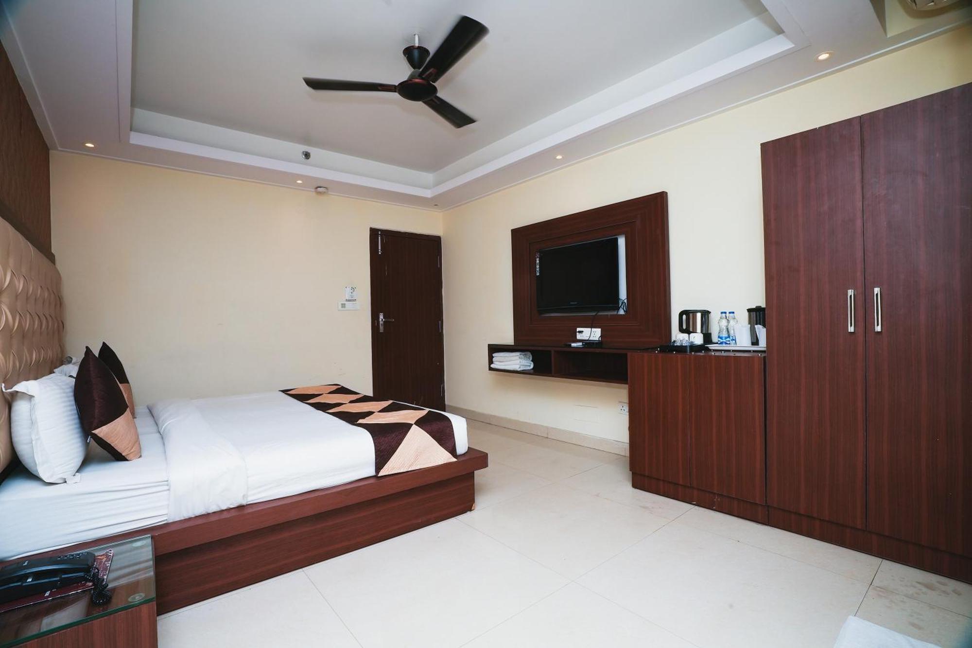 Hotel B Continental Delhi Kültér fotó