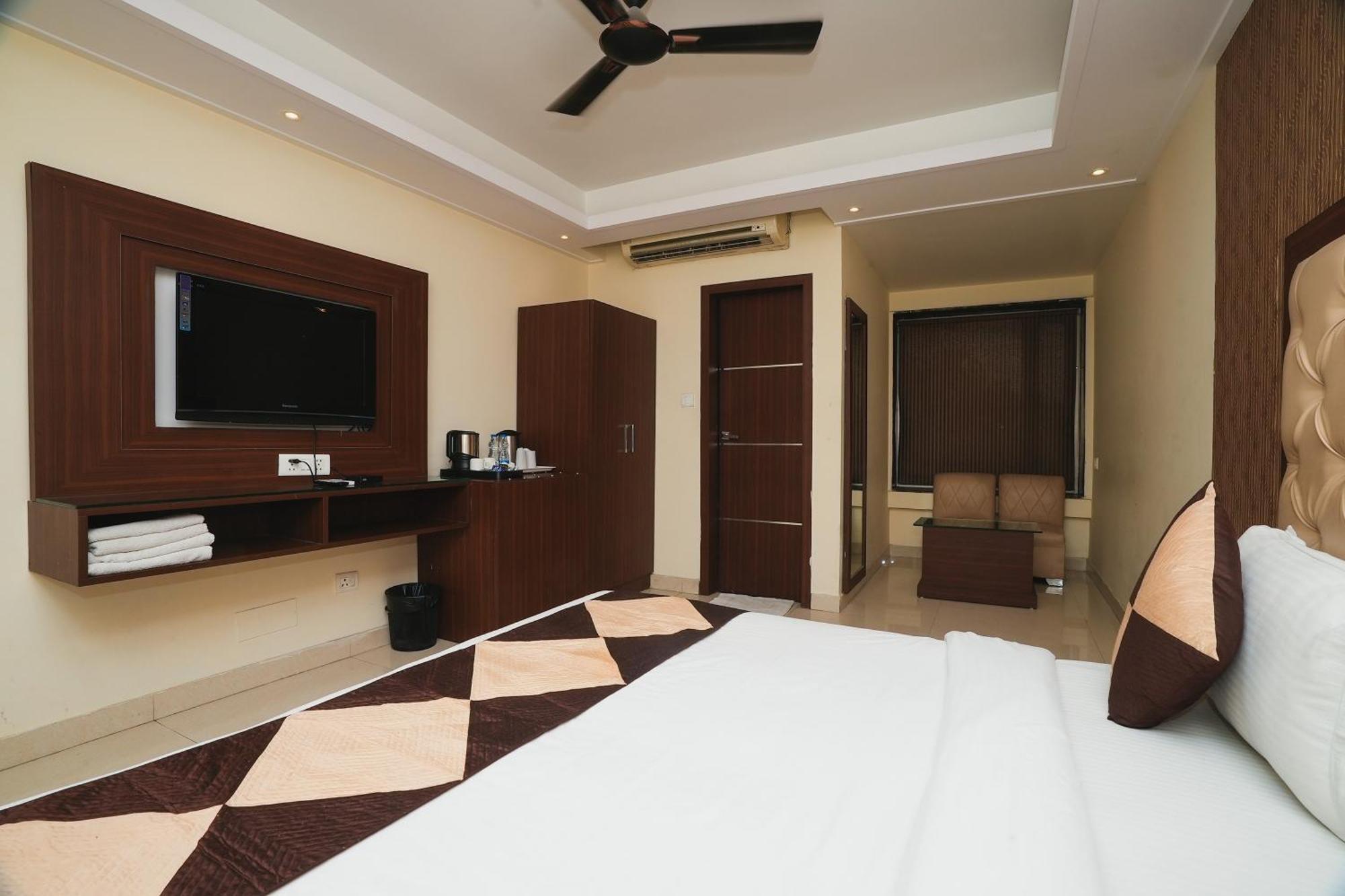 Hotel B Continental Delhi Kültér fotó