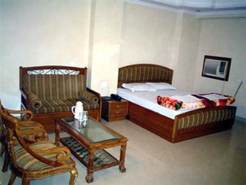 Hotel B Continental Delhi Szoba fotó